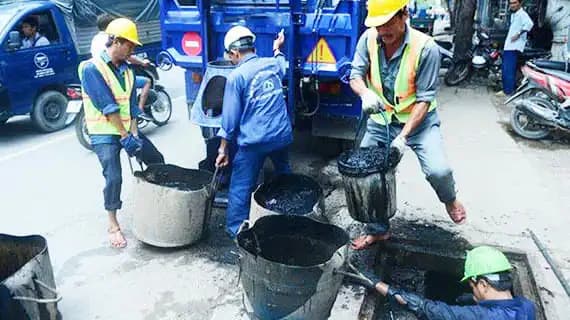 Đội ngũ kỹ thuật viên Green Tây Nguyên thi công hút hầm cầu tại Buôn Ma Thuột, Đắk Lắk