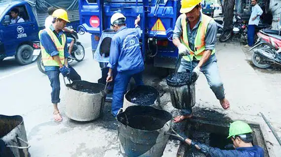 Đội ngũ kỹ thuật viên Green Tây Nguyên thi công hút hầm cầu tại Buôn Ma Thuột, Đắk Lắk